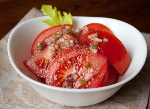 Рецепт томатного салата с каперсами