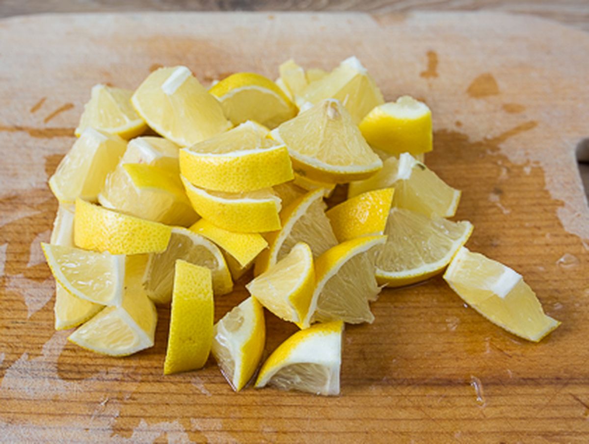 Нарезаем лимоны