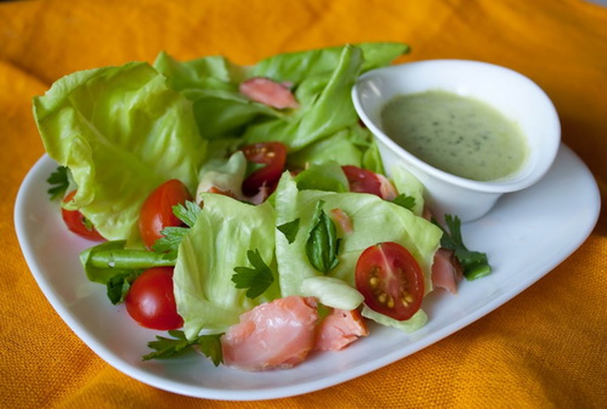 Рецепт салата с лососем и помидорками черри