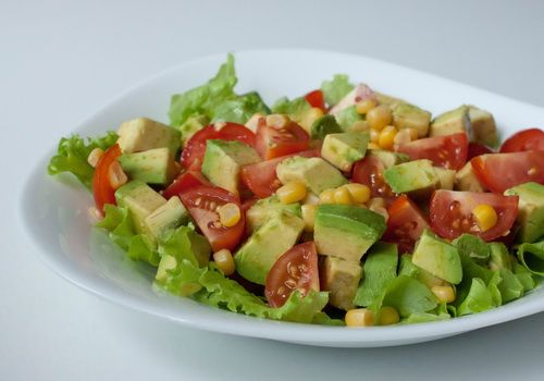 Рецепт салата с авокадо и кукурузой