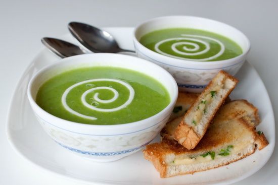 Рецепт супа-пюре из зеленого горошка с сырно-луковыми гренками