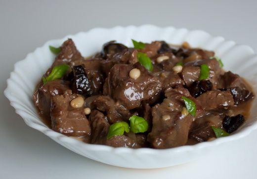 Рецепт говядины с черносливом и кедровыми орешками