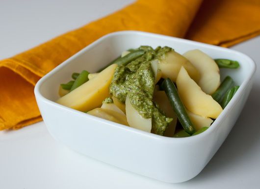 Рецепт картофельного салата с зеленой фасолью и песто