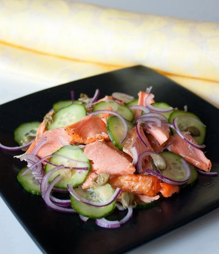 Рецепт салата из лосося и огурца с медовой заправкой