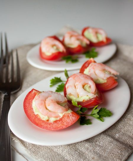 Рецепт лодочек из помидоров с авокадо и креветками