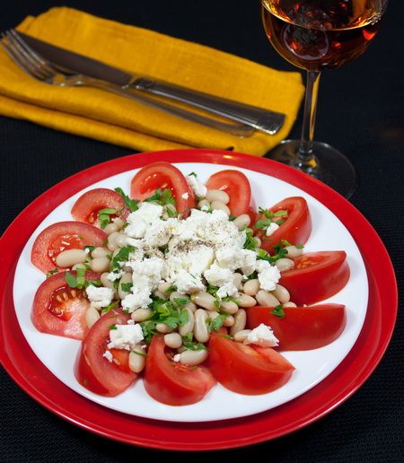 Рецепт салата из томатов и фасоли в средиземноморском стиле