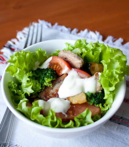 Рецепт теплого салата со свининой и брокколи