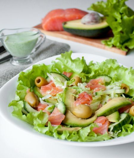 Рецепт салата с малосольной форелью и авокадо
