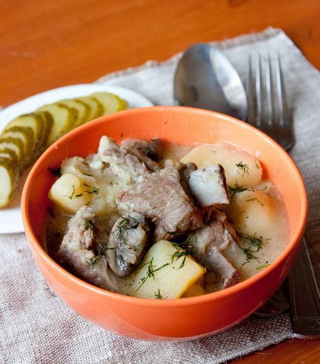 Рецепт тушеных свиных ребрышек с картофелем и грибами