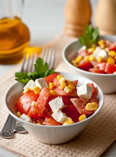 Рецепт салата из помидоров с кукурузой и фетой
