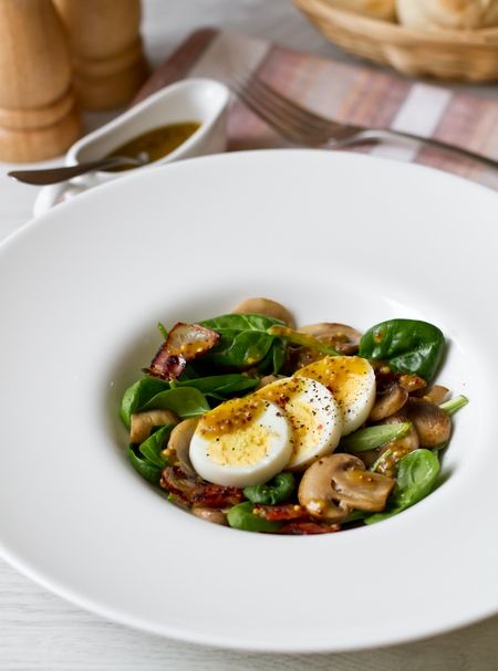 Рецепт салата из шпината с шампиньонами, яйцом и беконом