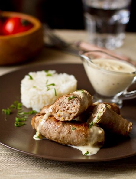 Рецепт свиных колбасок с белыми грибами и горчицей