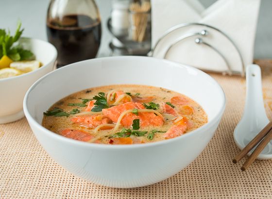Суп из лосося с лапшой в тайском стиле
