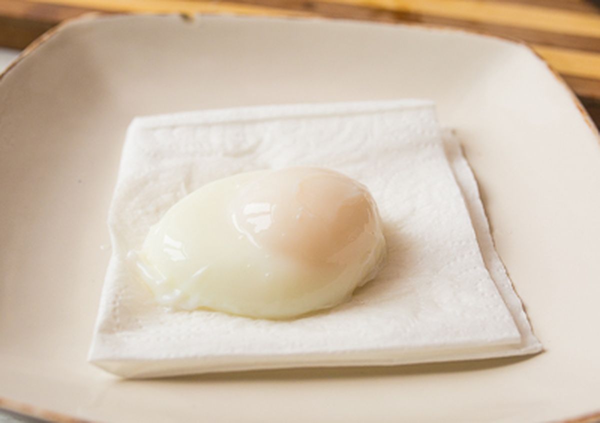 Кладем яйцо на салфетку