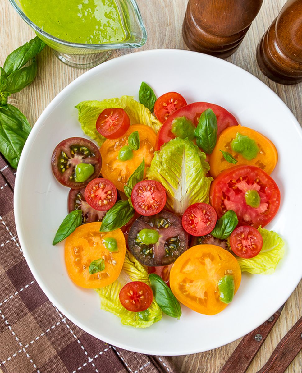 Летний томатный салат с базиликовой заправкой