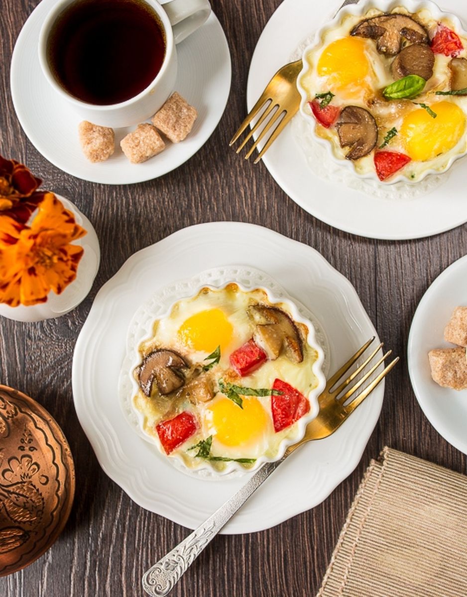Рецепт яиц кокот с белыми грибами и помидорами
