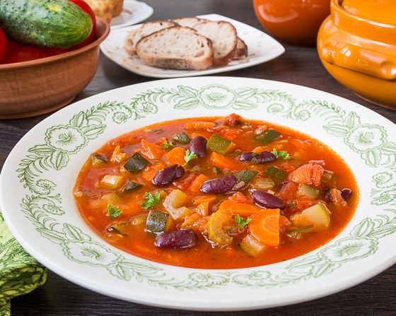 Летний овощной суп с красной фасолью