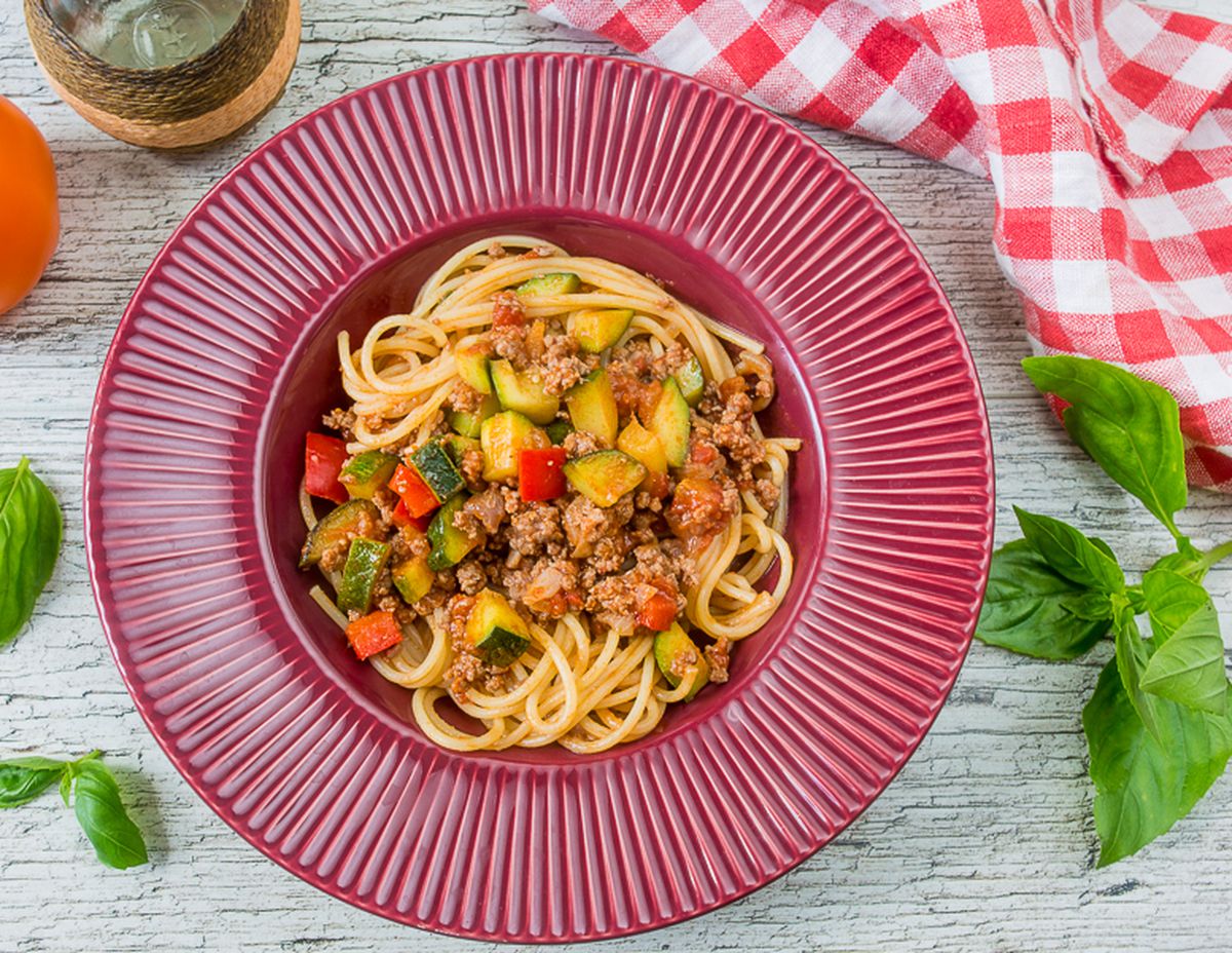 Рецепт спагетти с мясным соусом и кабачком
