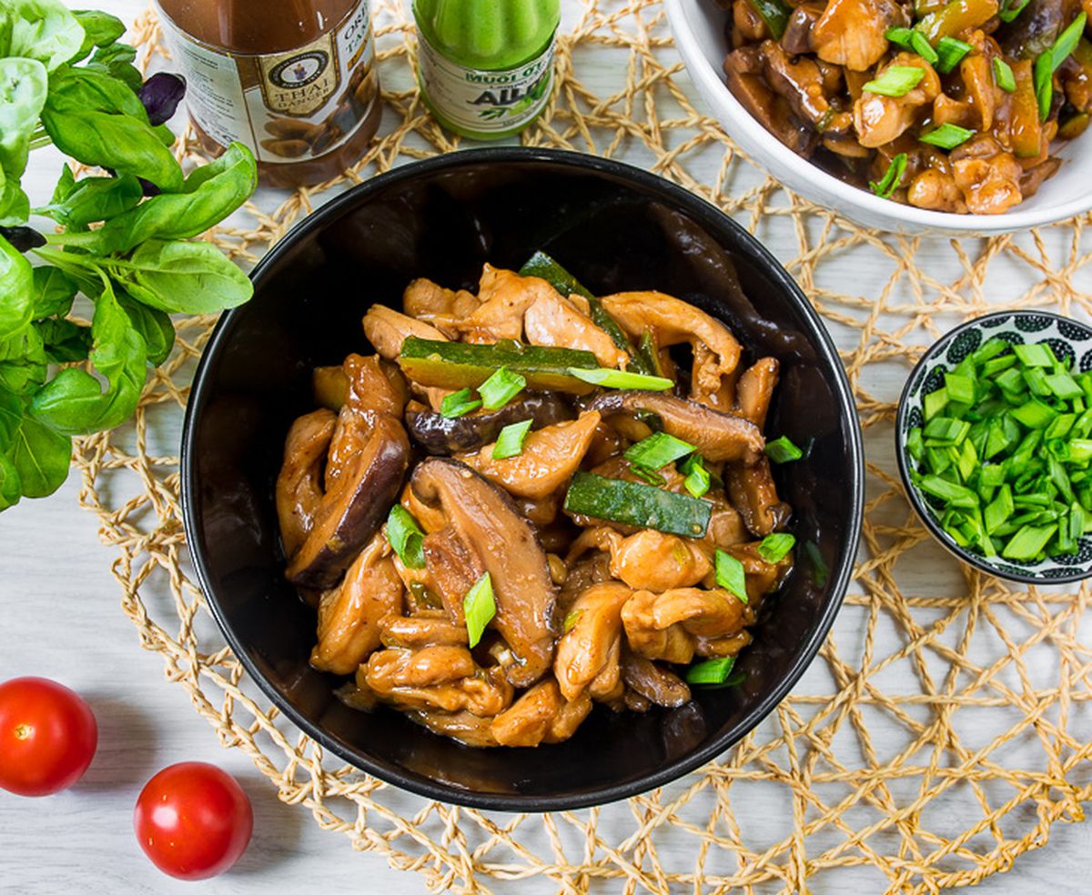 Рецепт стира-фрая из курицы с грибами шиитаке и арахисовым соусом