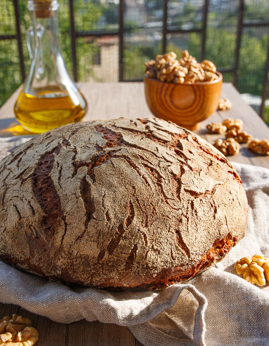 Пшенично-ржаной хлеб с орехами на ржаной закваске