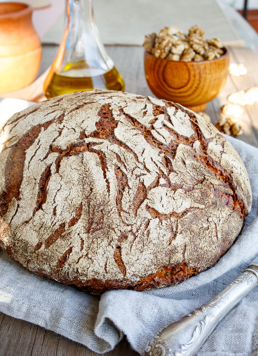 Пшенично-ржаной хлеб с орехами на ржаной закваске