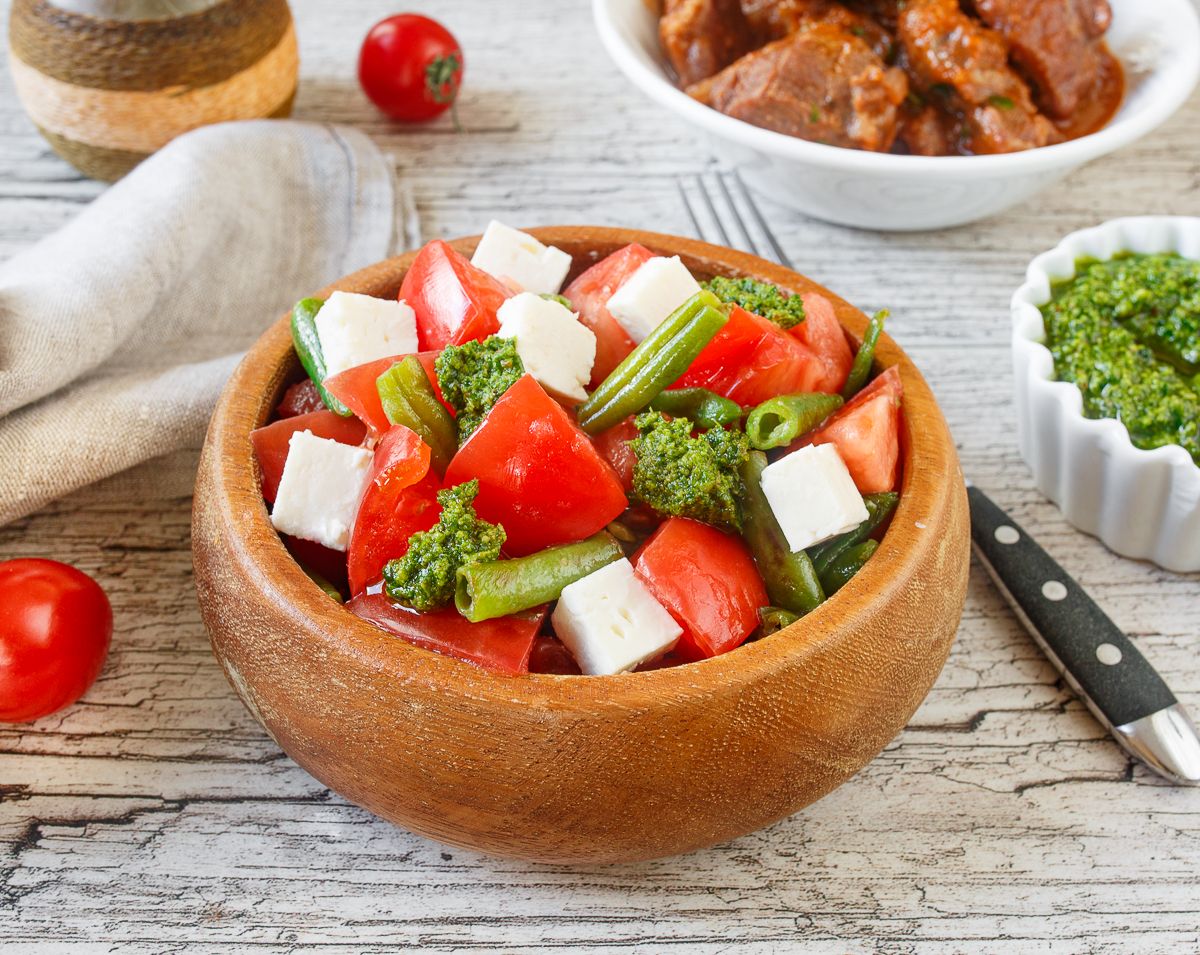 Рецепт томатного салата со стручковой фасолью и песто
