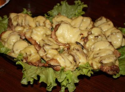 Рецепт курицы с ананасами и грибами под сыром