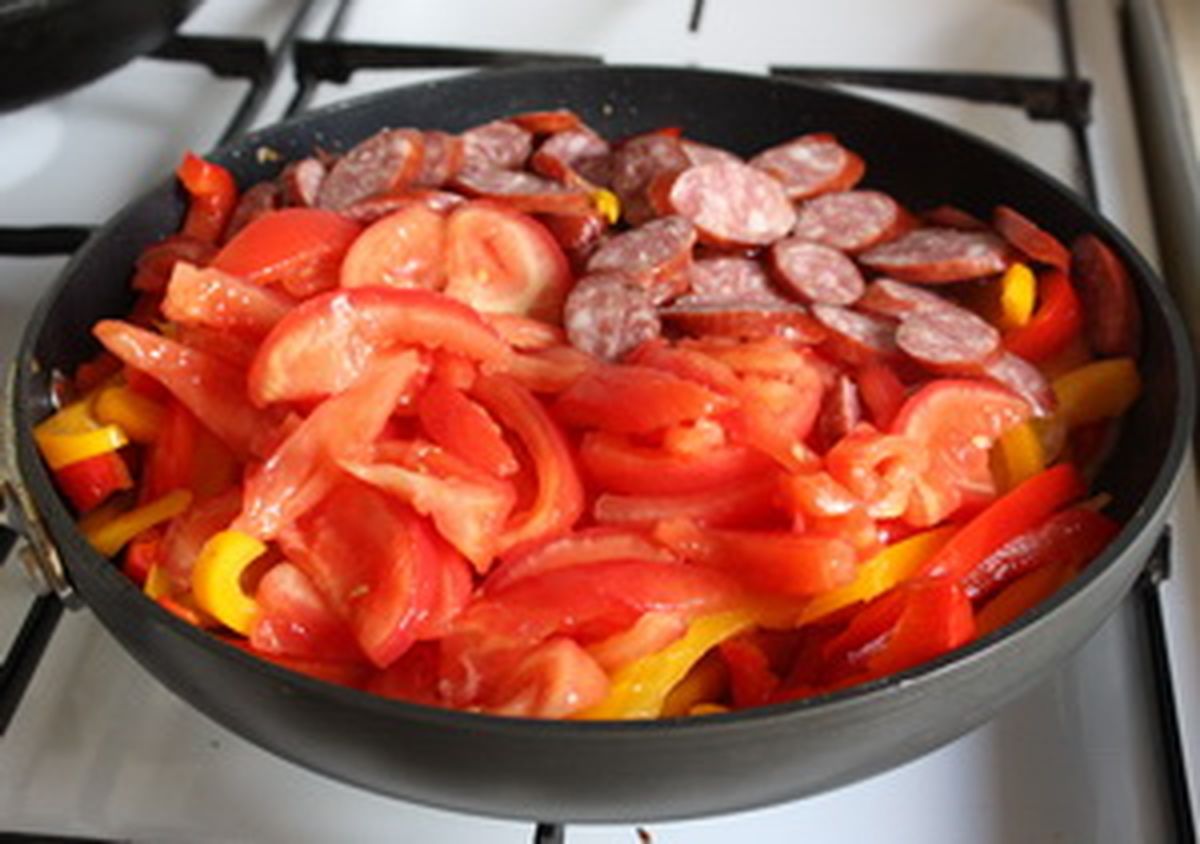 + колбаски и помидоры