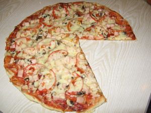 Рецепт пиццы с шампиньонами, помидорами и колбасой
