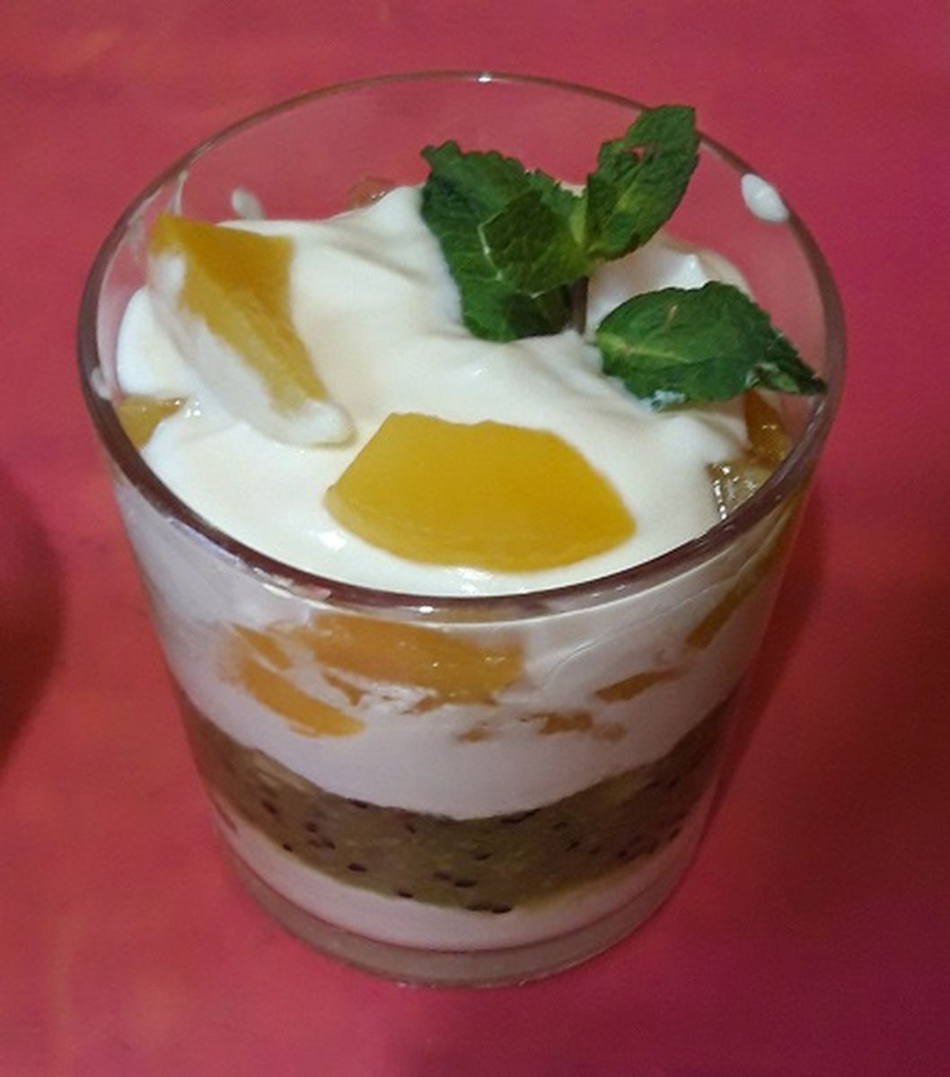 Сливочный десерт с персиком и киви.jpg