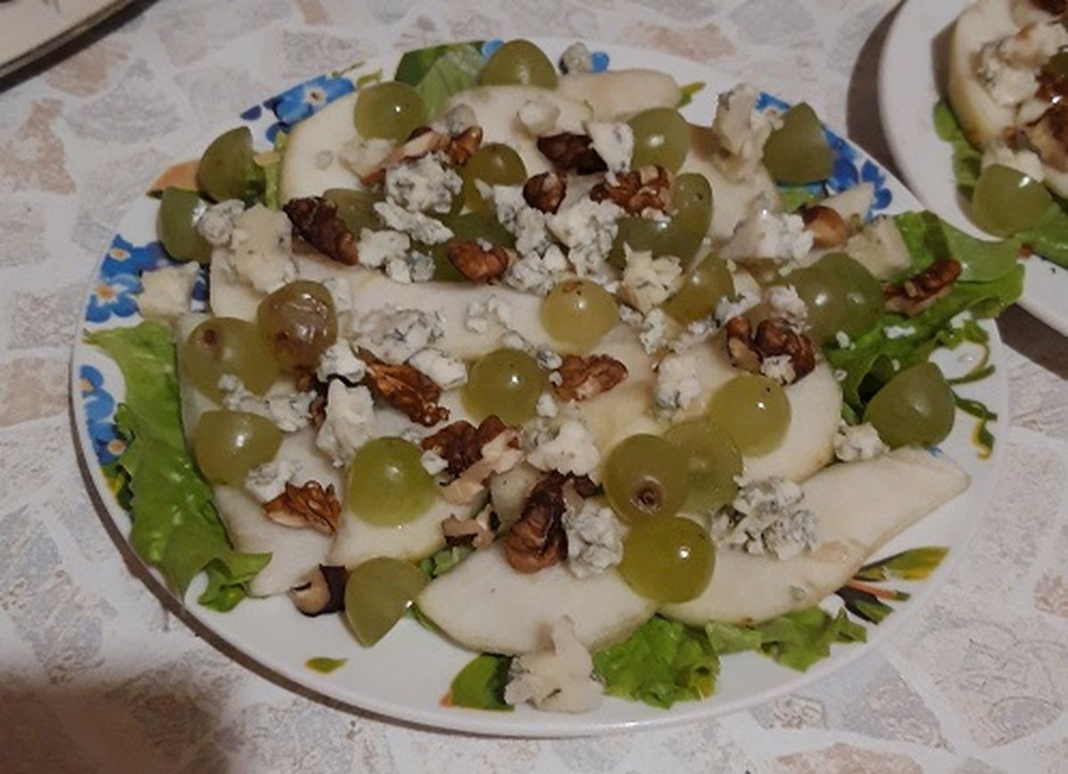 Салат с грушами и голубым сыром.jpg