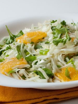 Салат из капусты с апельсинами и зеленью