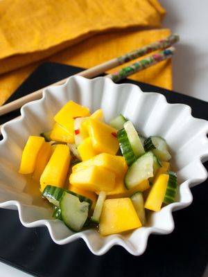 Тайский салат из манго и огурца