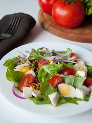 Салат из моцареллы, томатов и перепелиных яиц