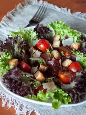 Салат с бастурмой и помидорками черри