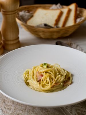 Спагетти со сливками, брокколи и беконом