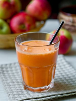 Морковно-яблочный сок с имбирем