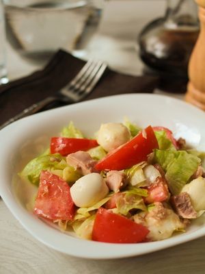 Легкий салат с тунцом и моцареллой