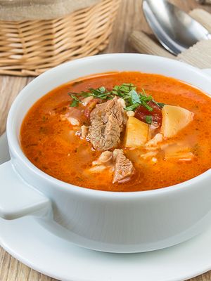 Острый томатный суп с бараниной и рисом