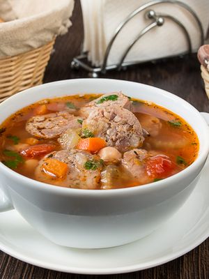 Суп с деревенскими колбасками и нутом