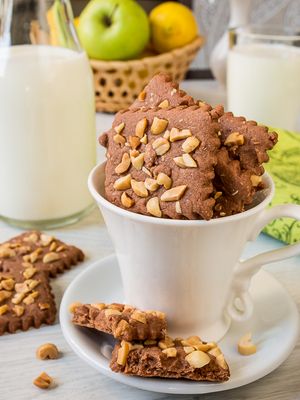 Шоколадное песочное печенье с арахисом