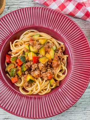 Спагетти с мясным соусом и кабачком
