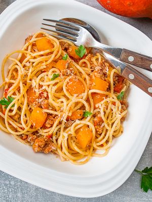 Спагетти с мясным соусом и тыквой