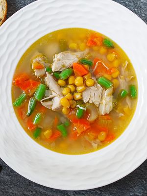 Легкий куриный суп с кукурузой и зеленой фасолью