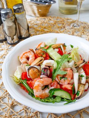 Салат с морепродуктами и кунжутным маслом