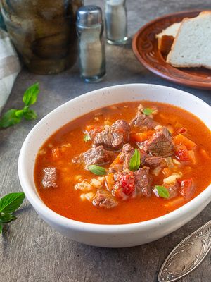Мясной томатный суп с перловкой