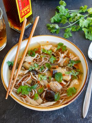 Азиатский суп с баклажаном и собой