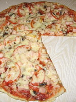 Пицца с шампиньонами, помидорами и колбасой
